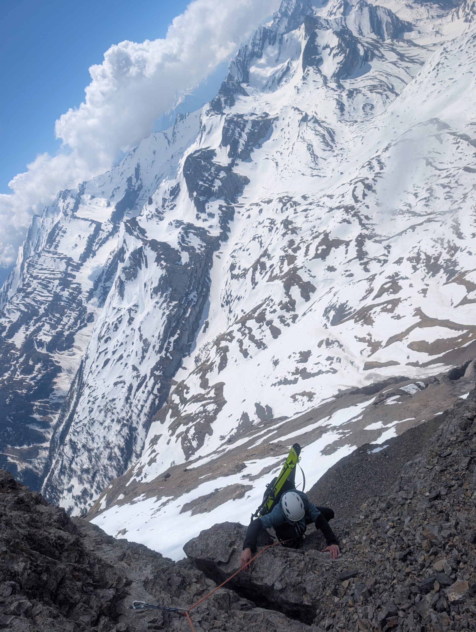 Progression sur l'arête avec skis sur le sac