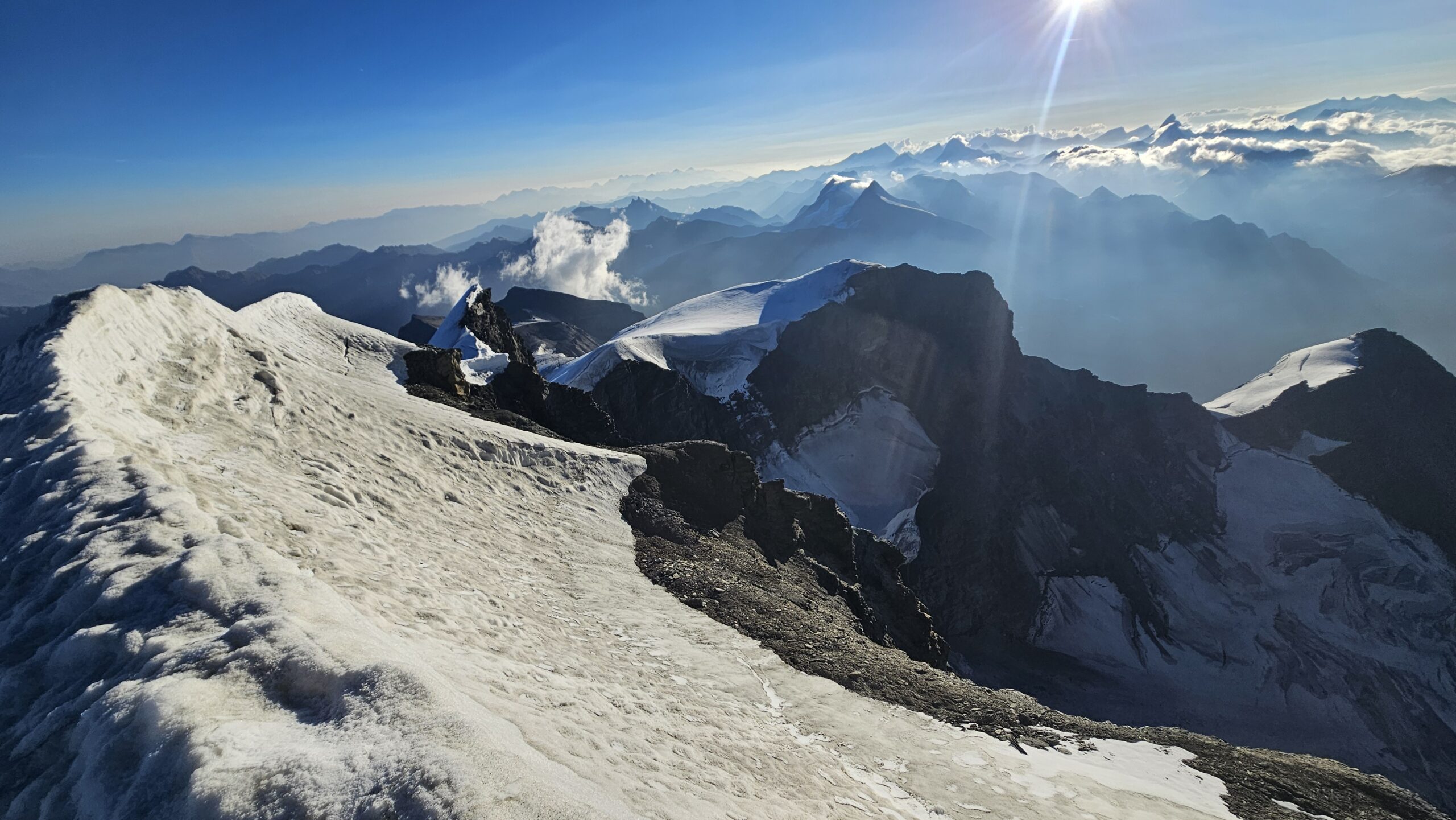 Sommet principal du Grand Combin avec vue sur la suite du parcours